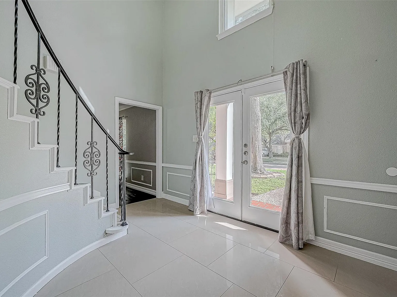 4 bed, 2.5 bath, 3000 sqft, $2,850 — Photo 4