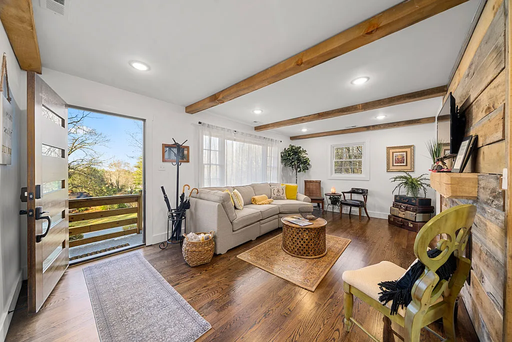 6 bed, 3682 sqft, $7,000 — Photo 2