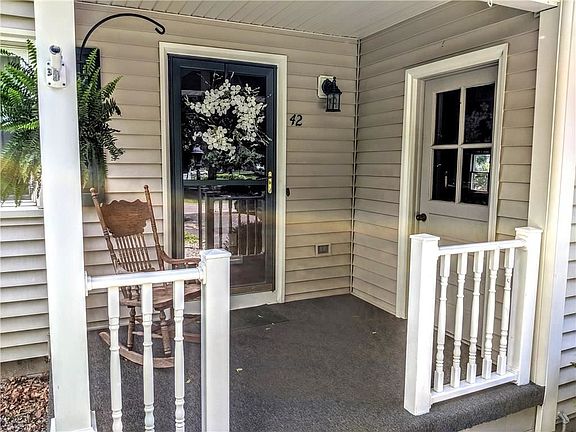 4th image of 42 Meadowview Dr