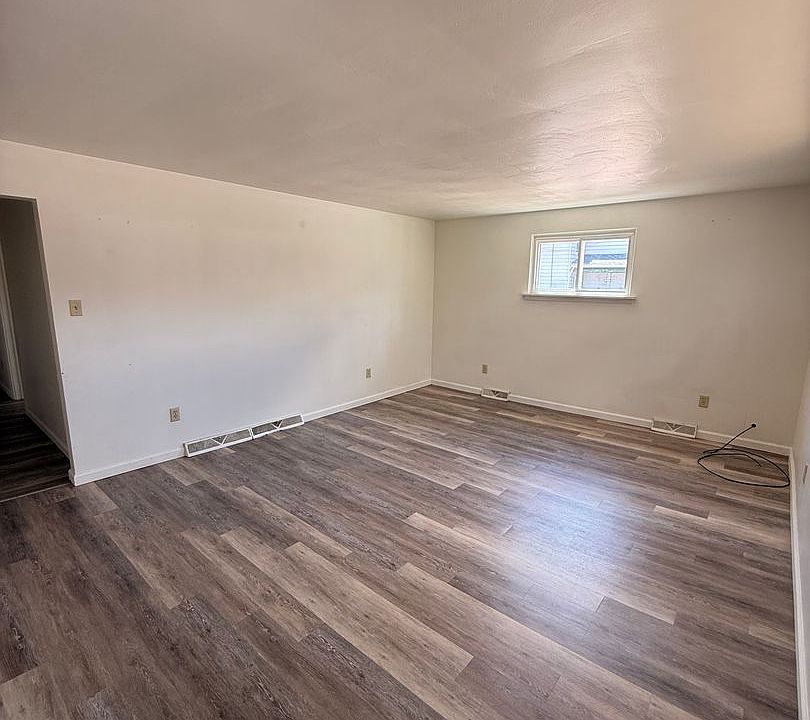 1st image of 700 E 9th Ave