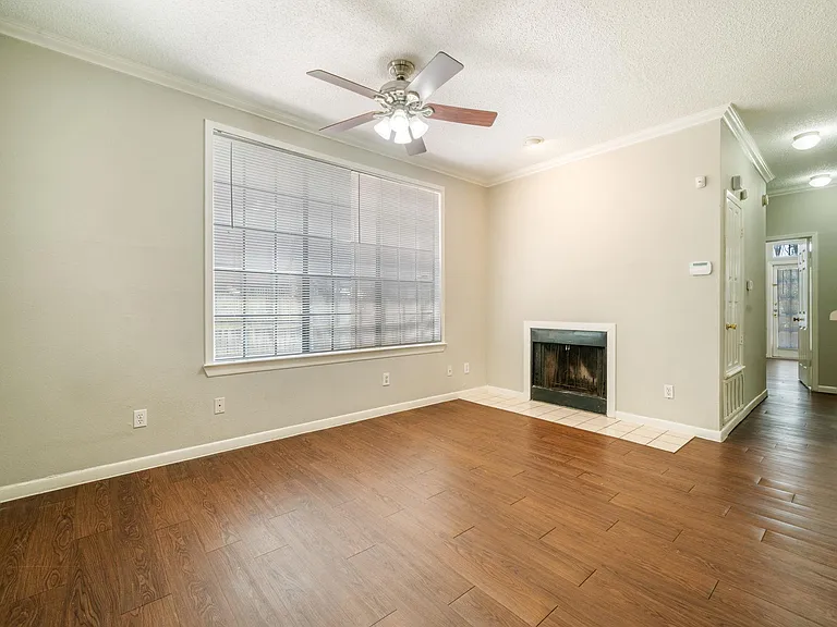 2300 Leon St #101 — Photo 11