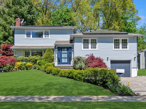 19 Morewood Oaks, Port Washington, NY 11050
