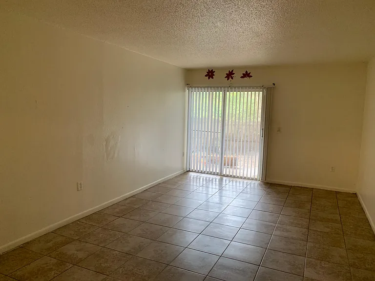 7118 SW 43rd Pl — Photo 2
