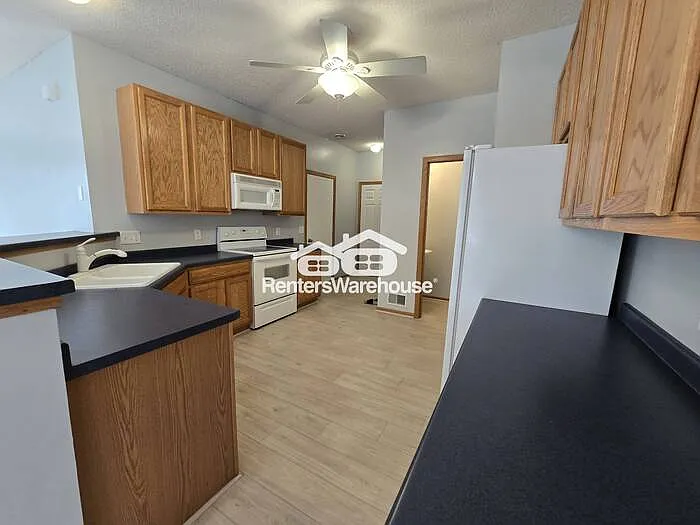1945 Mockingbird Ave — Photo 3