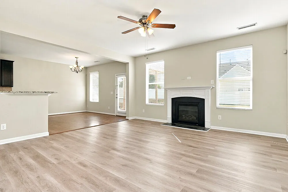 3 bed, 2.5 bath, 2013 sqft, $2,155 — Photo 4