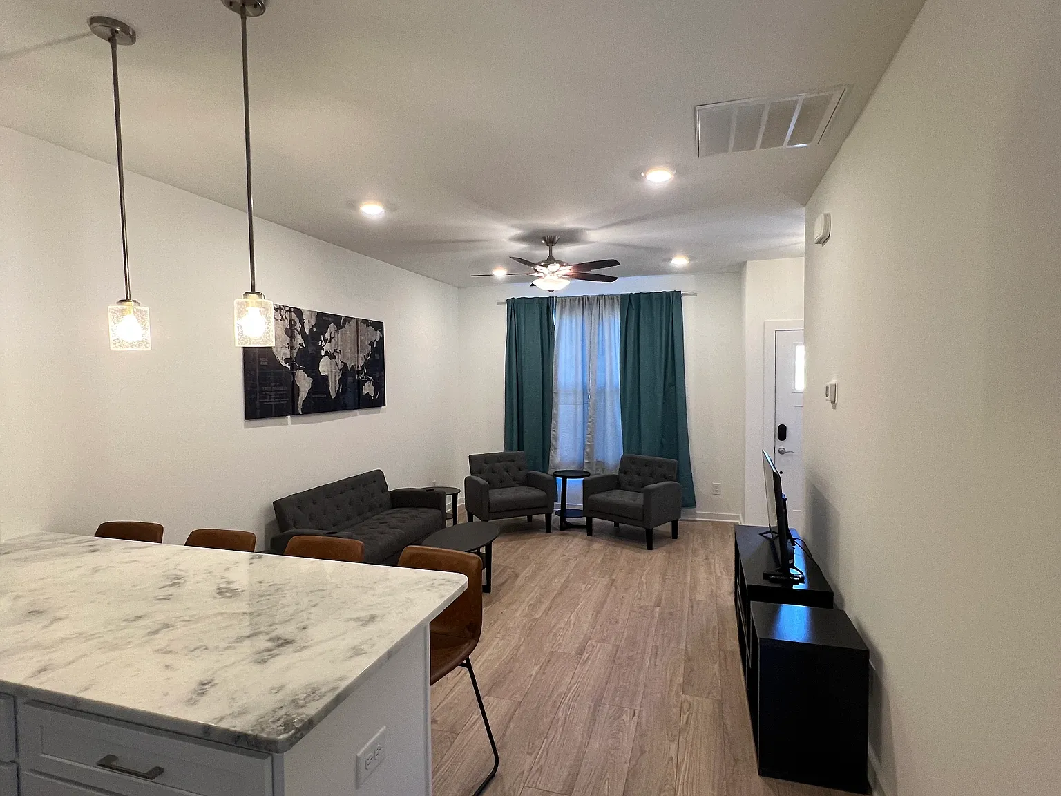3 bed, 1390 sqft, $2,700 — Photo 4