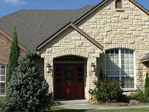 Attractive front entry