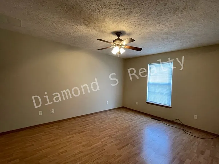 2415 W High St — Photo 11