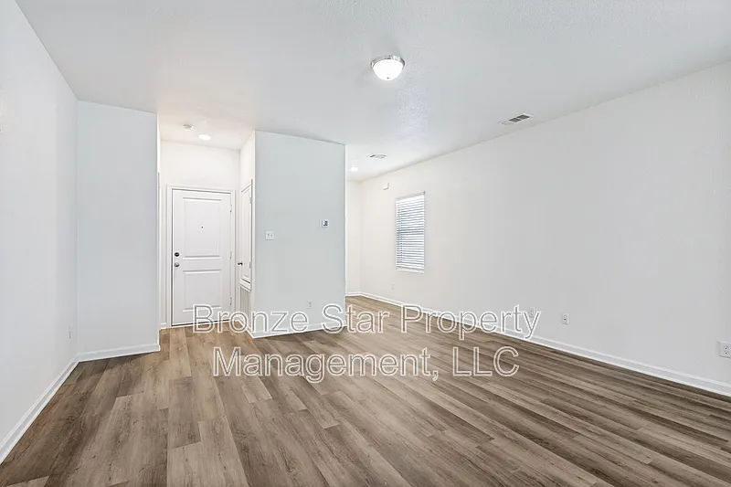 3 bed, 2.0 bath, 1437 sqft, $1,800 — Photo 4