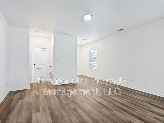 4th image of 421 Covington Cv