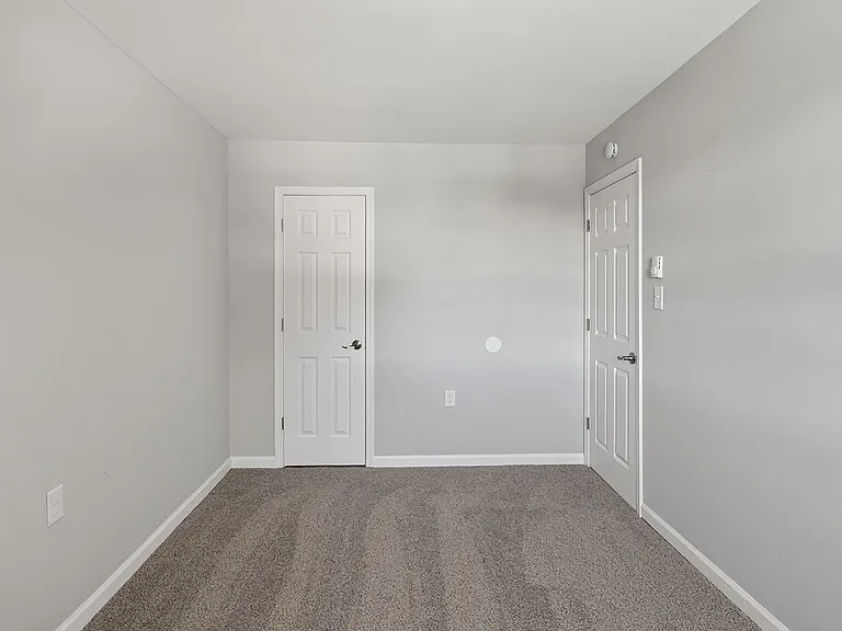 Waters Edge Apartments — Photo 32