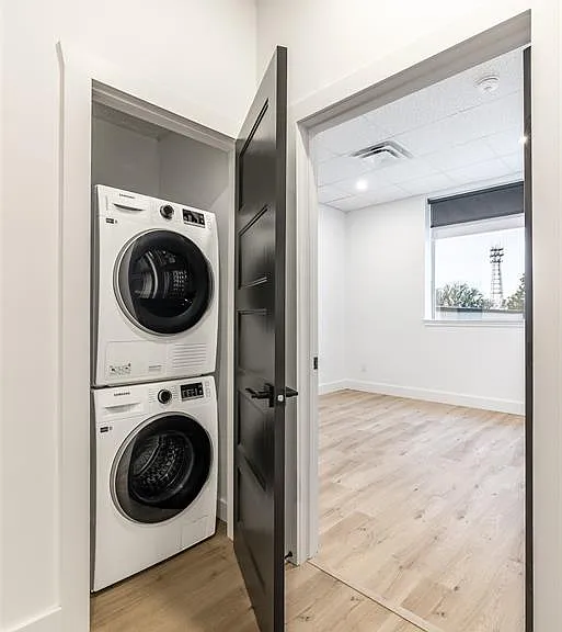138 King St W #207 — Photo 19