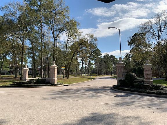 ENTRANCE TO FAIRWAY ESTATES DRIVE - This coveted street is just a few minutes' walk to the country club and across the street from the 10 Tee Box.