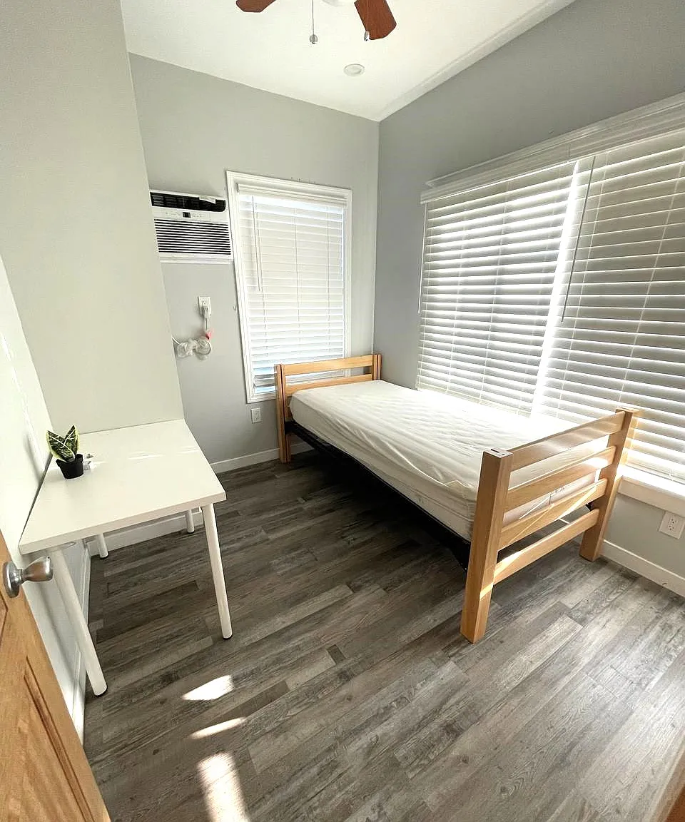 6 bed, 2000 sqft, $750 — Photo 1