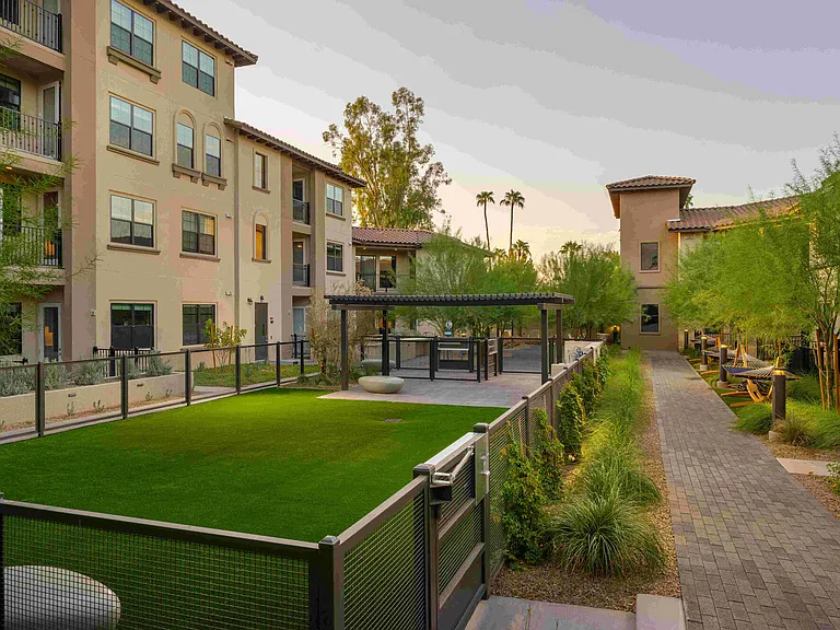 Manor Scottsdale — Photo 14