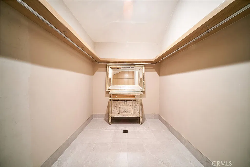 Studio, 1000 sqft, $2,600 — Photo 4