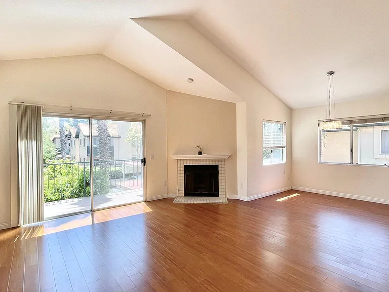 11321 Avenida De Los Lobos #D — Photo 12