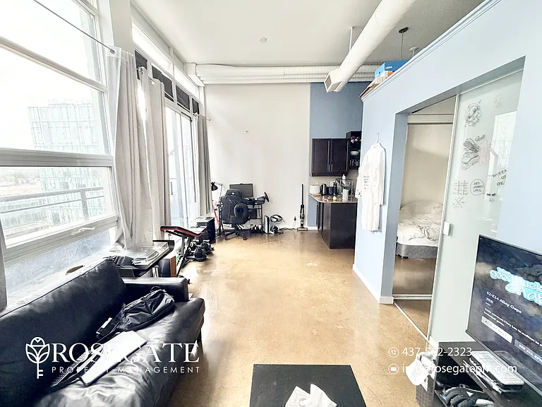 410 King St W #612 — Photo 4