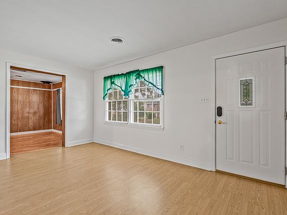 3rd image of 545 Hickory Ave.