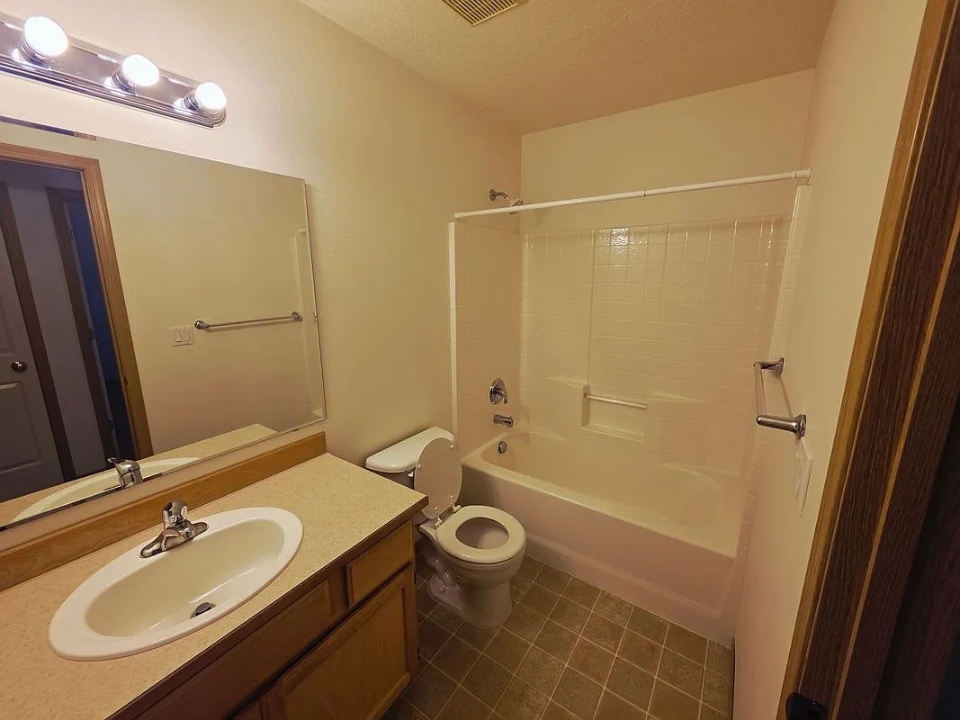 3 bed, 2.0 bath, 1150 sqft, $2,100 — Photo 4