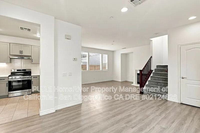 3 bed, 2.5 bath, 1455 sqft, $4,295 — Photo 4