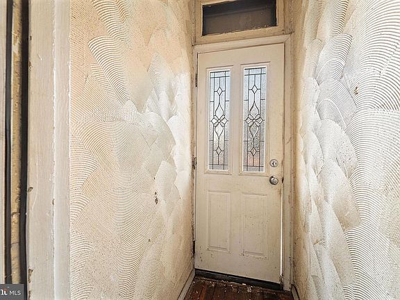3rd image of 920 Newton Ave