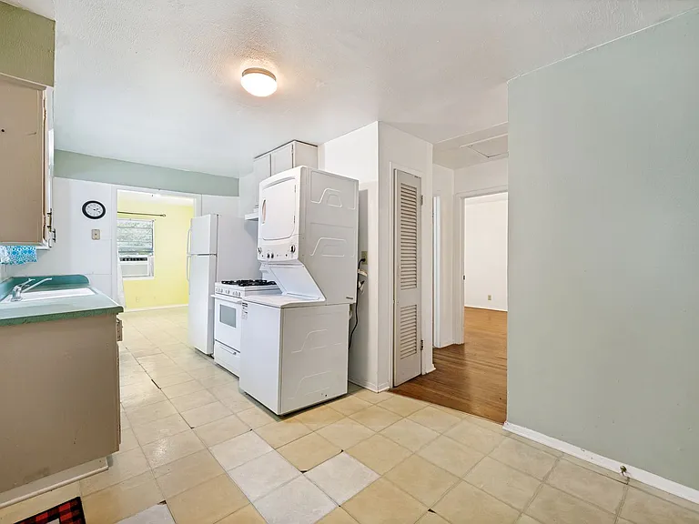 1431 Aransas Ave — Photo 10