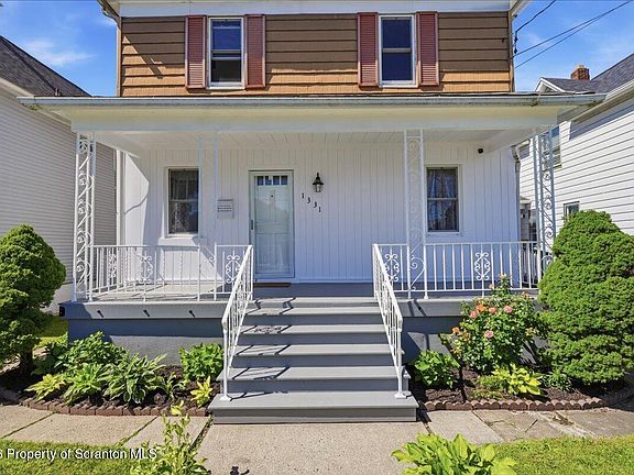 4th image of 1331 Sloan St