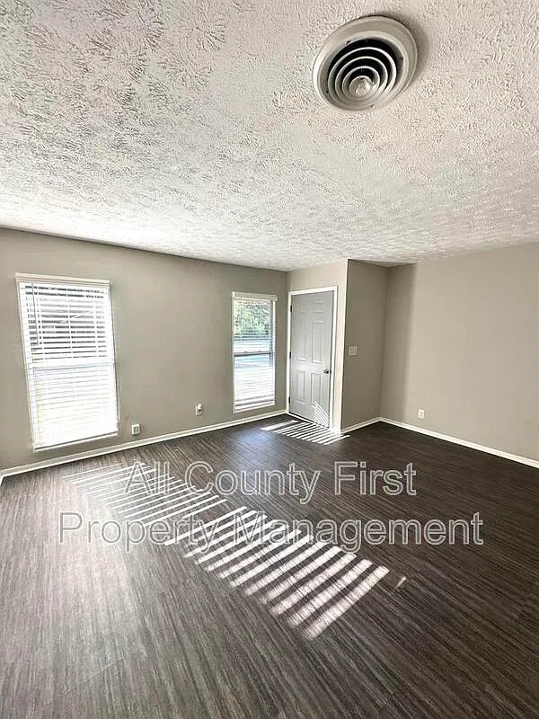 2 bed, 1.0 bath, 890 sqft, $1,200 — Photo 3