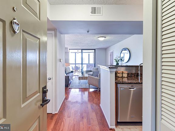 2nd image of 1001 N Vermont St APT 813