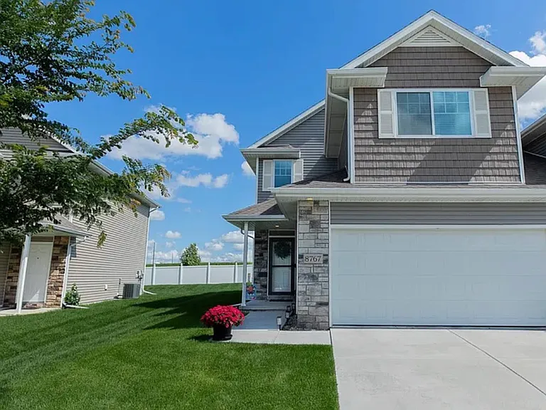 8767 Ridge Hollow Dr — Photo 1
