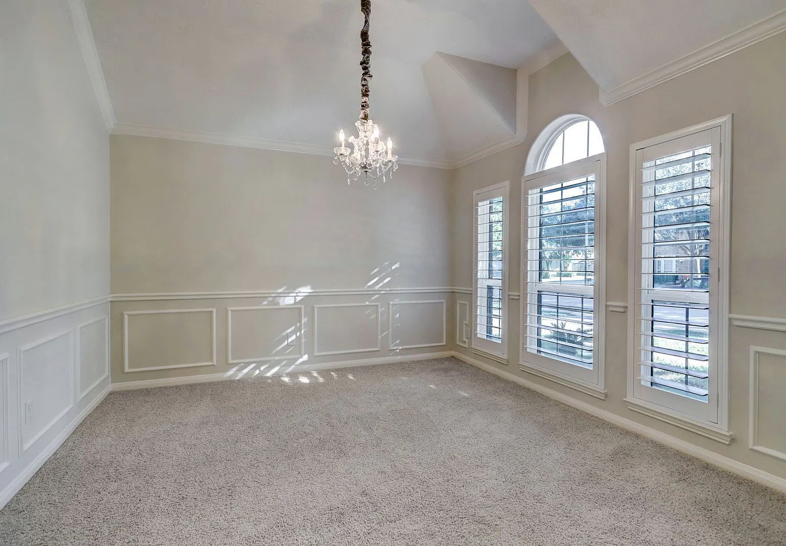4 bed, 2.0 bath, 2162 sqft, $2,100 — Photo 2