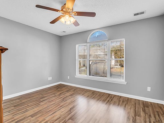 4th image of 2111 Razorback Ln