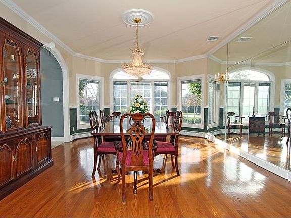 Entertainment Size Dining Room