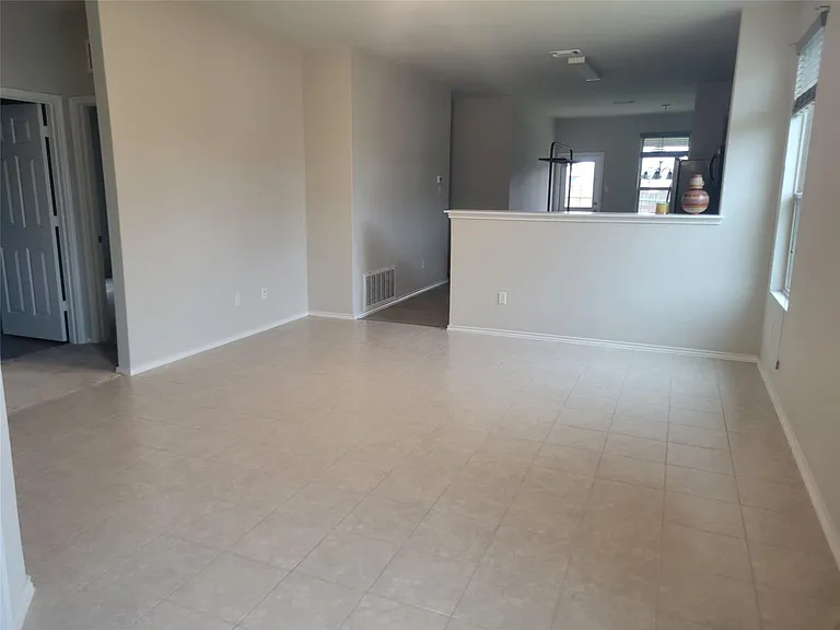 221 Compania Dr — Photo 8