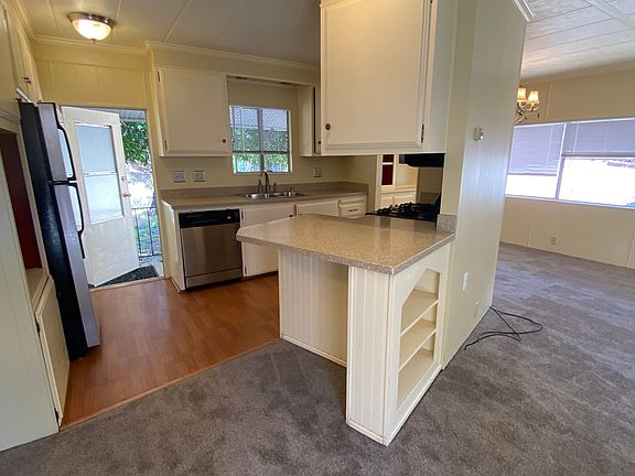 Front door entry ! Bar seating in Kitchen,