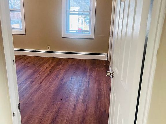 4th image of 557 Lawrence St