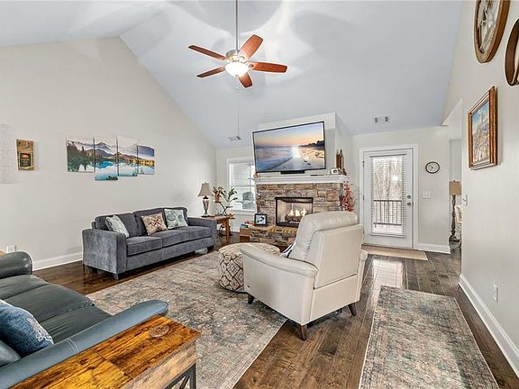 4th image of 393 Linwood Dr