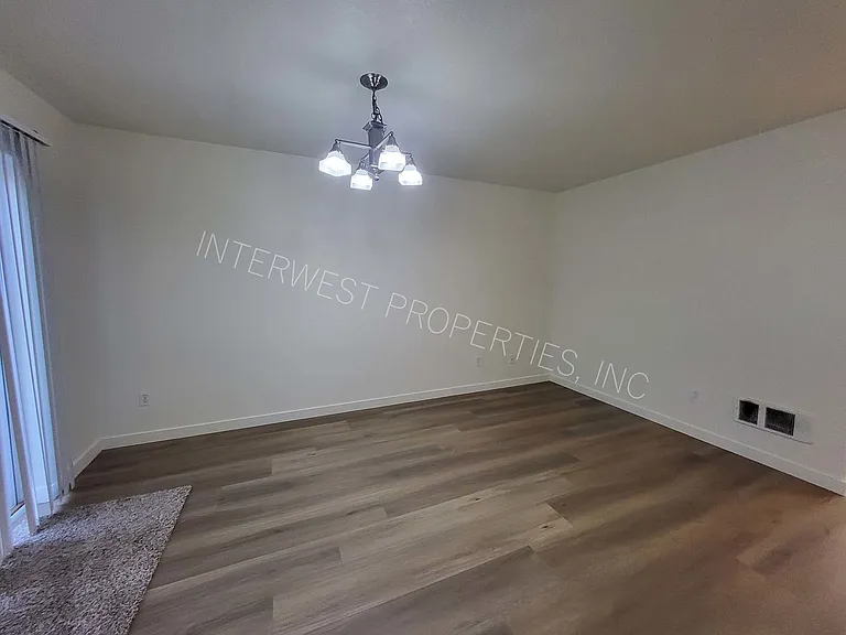 520 NE 128th Ave — Photo 8