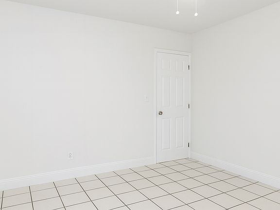 3rd image of 901 NE 16th Ave APT 19