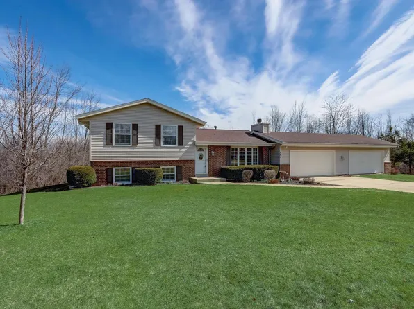 989 Woodview DRIVE, Grafton, WI 53024