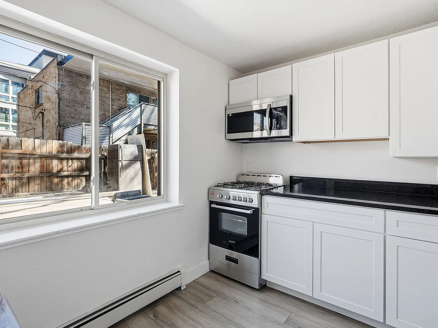 2 bed, 750 sqft, $1,600 — Photo 3