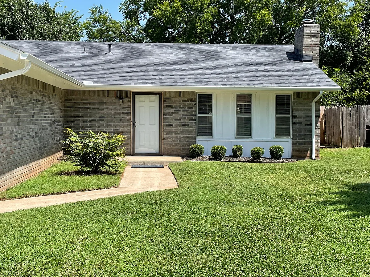 Building Photo - 2109 Oakvista Cir