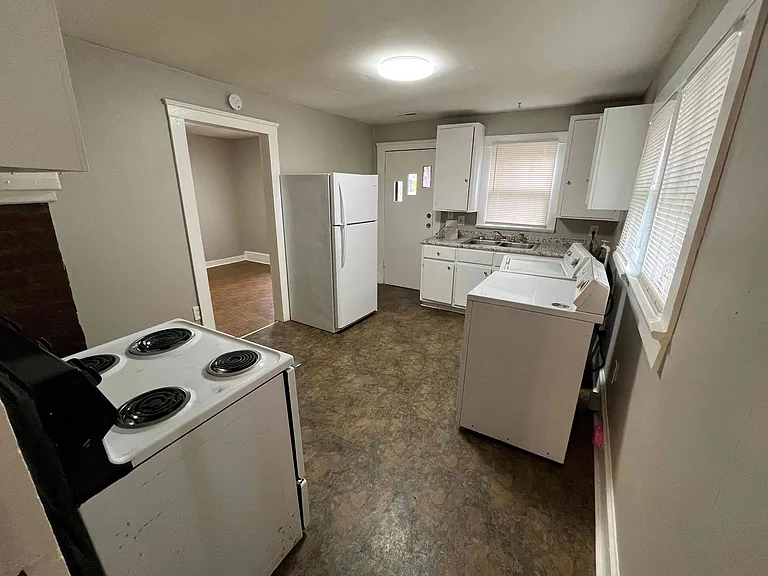2121 State Ave SW — Photo 4