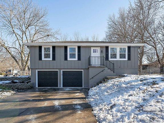 2nd image of 307 SE Flagstone Dr