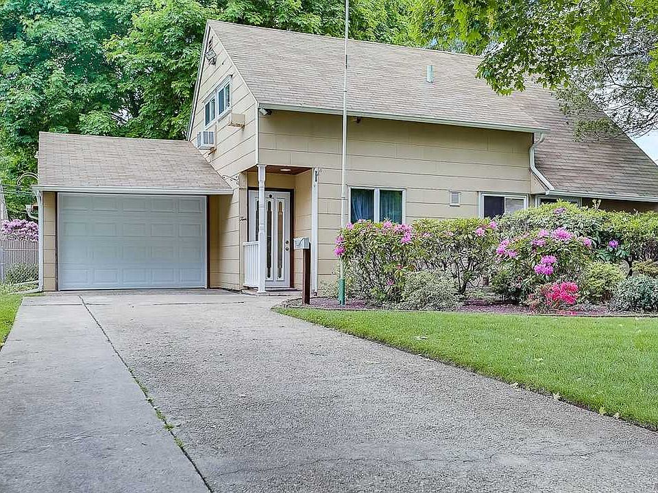 1st image of 10 Bird Ln