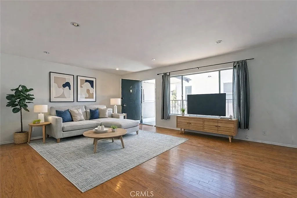 2 bed, 950 sqft, $2,950 — Photo 3