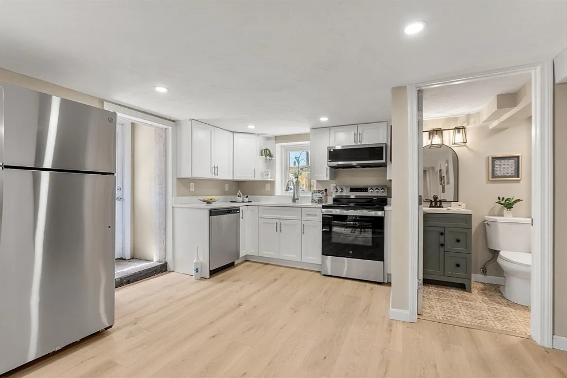 Building Photo - 47 Roosevelt St #1