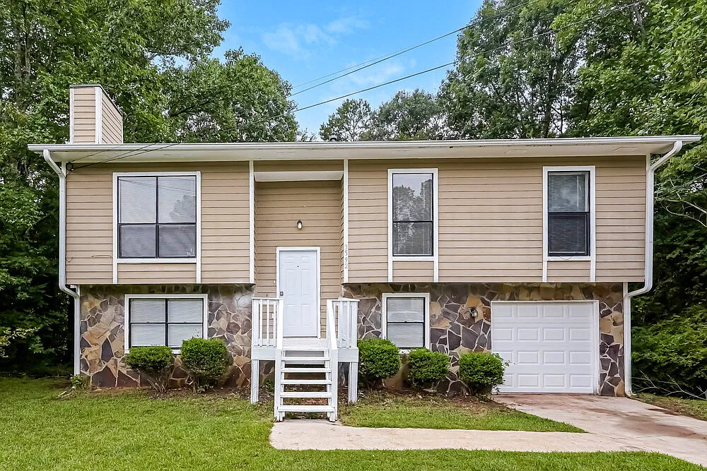 4 bed, 2.0 bath, 1822 sqft, $1,990 — Photo 1