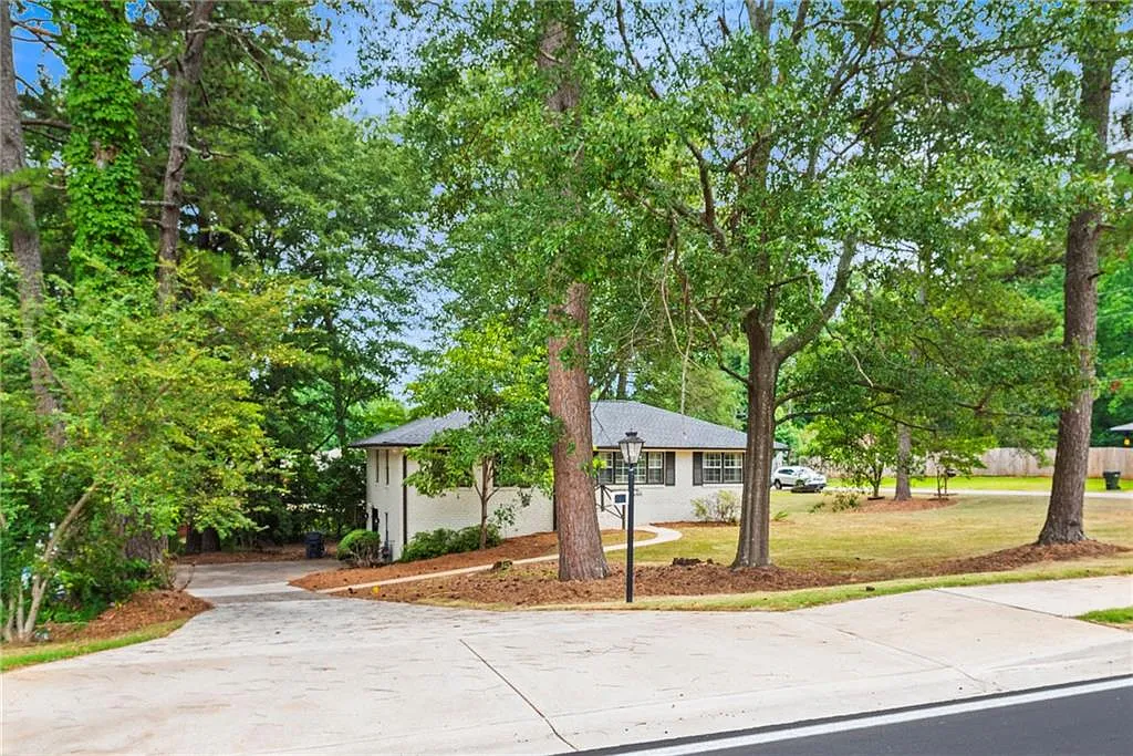 4 bed, 3.0 bath, 2260 sqft, $4,000 — Photo 2